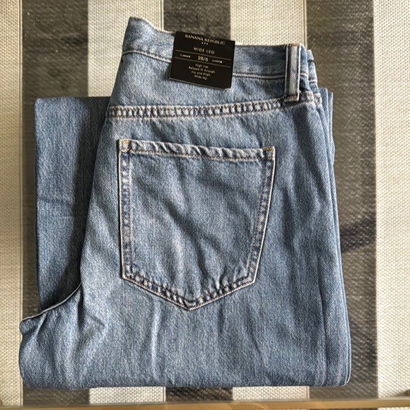NWT Banana Republic Factory- Wide Leg High Rise Jeans. Size 28/6 - Picture 3 of 5